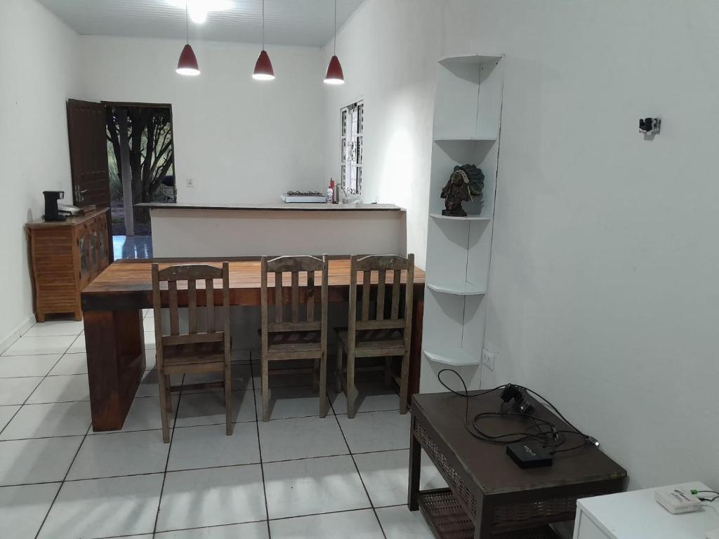a kitchen with a table and chairs in a room at Rancho do Véio in Aquidauana