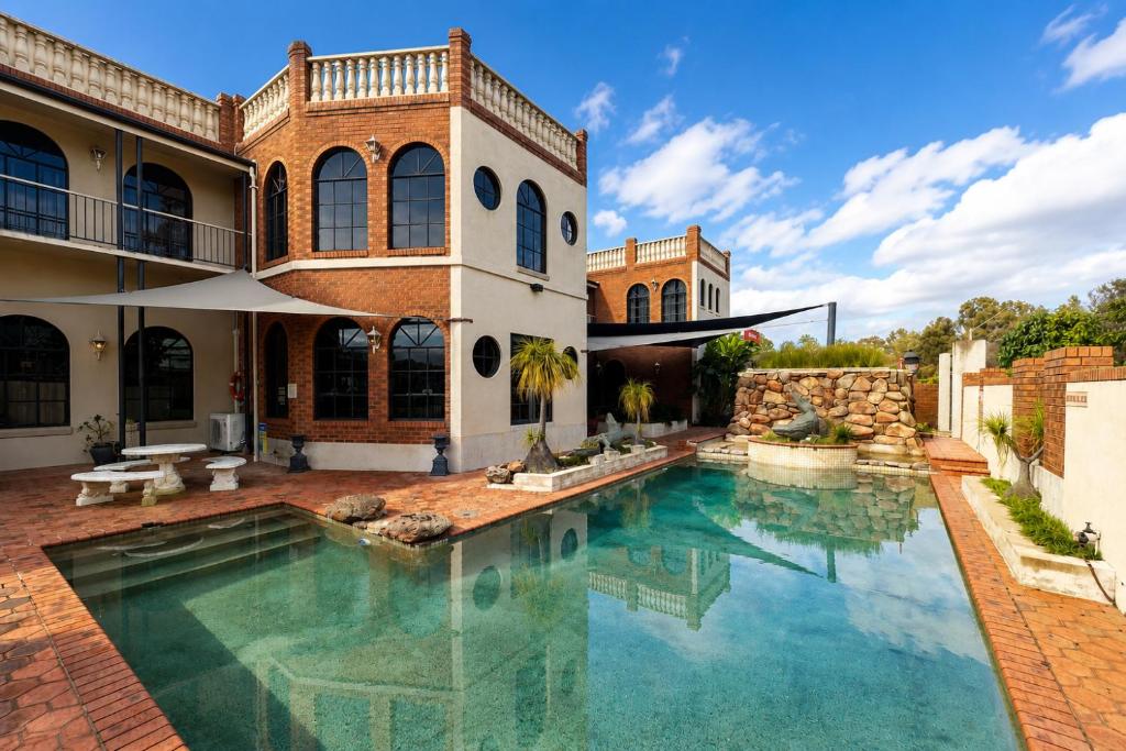 a house with a swimming pool in the yard at Albury Paddlesteamer in Albury