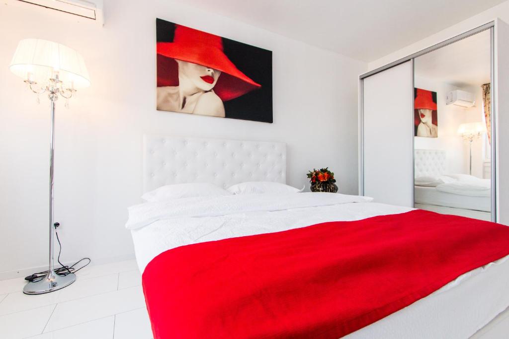 ガラツィにあるBelvedere Danubiusの白いベッドルーム(赤い毛布付きのベッド付)
