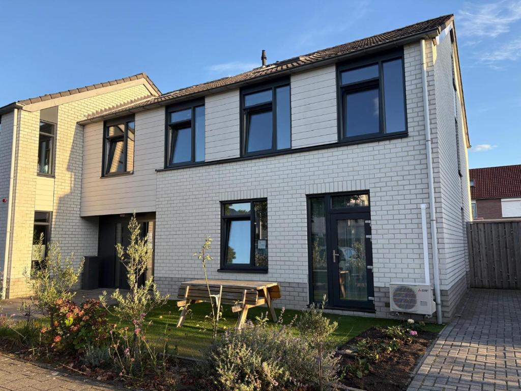 a house with a picnic table in front of it at Boterbloem Bed en Brood in Hardenberg