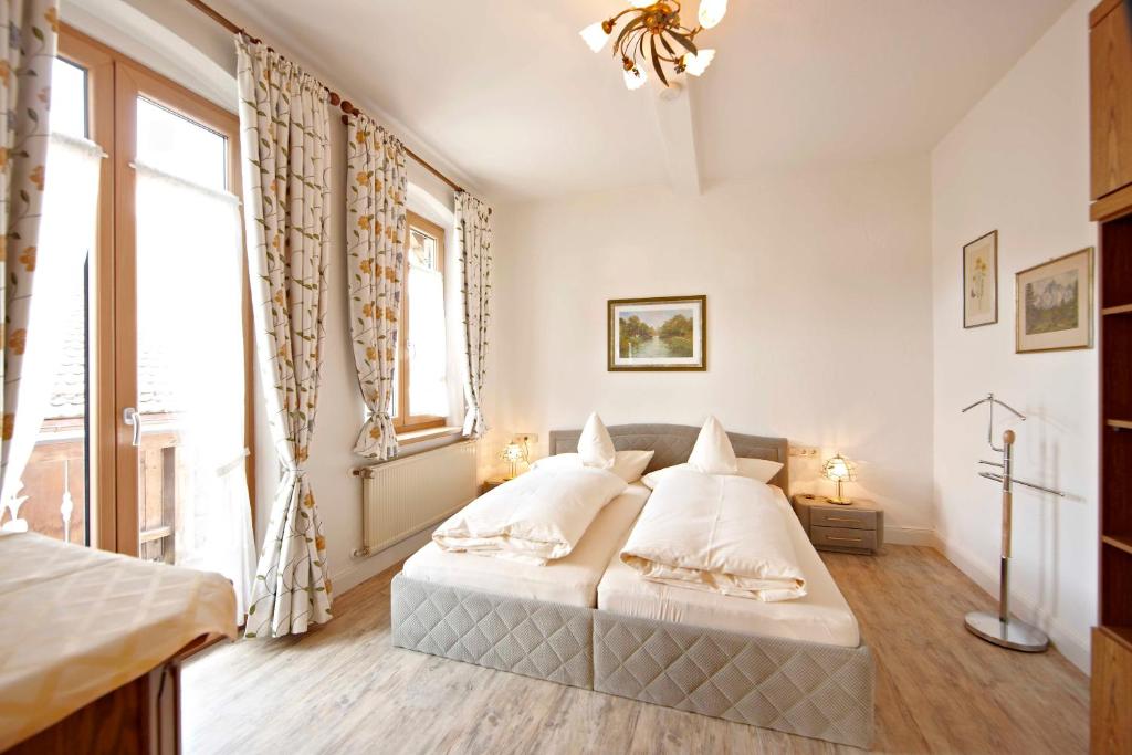 Кровать или кровати в номере Haus Schweigart