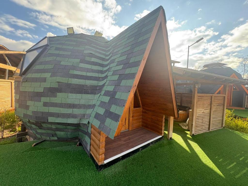 a house shaped like an apple sitting on the grass at Espiritu Domo Lodge in Coinco