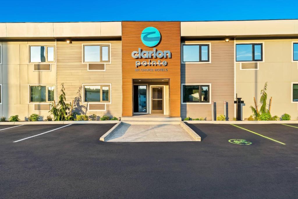 a clion parking lot in front of a building at Clarion Pointe Kent - Seattle South in Kent