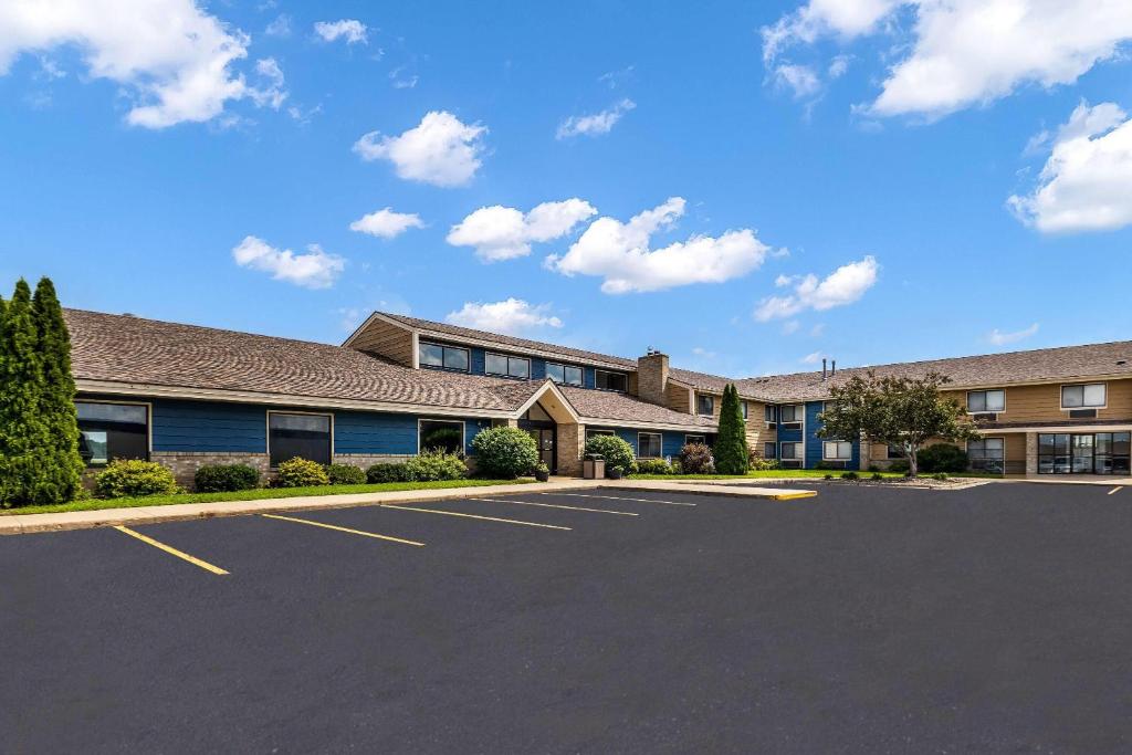 an empty parking lot in front of a building at AmericInn by Wyndham Albert Lea in Albert Lea