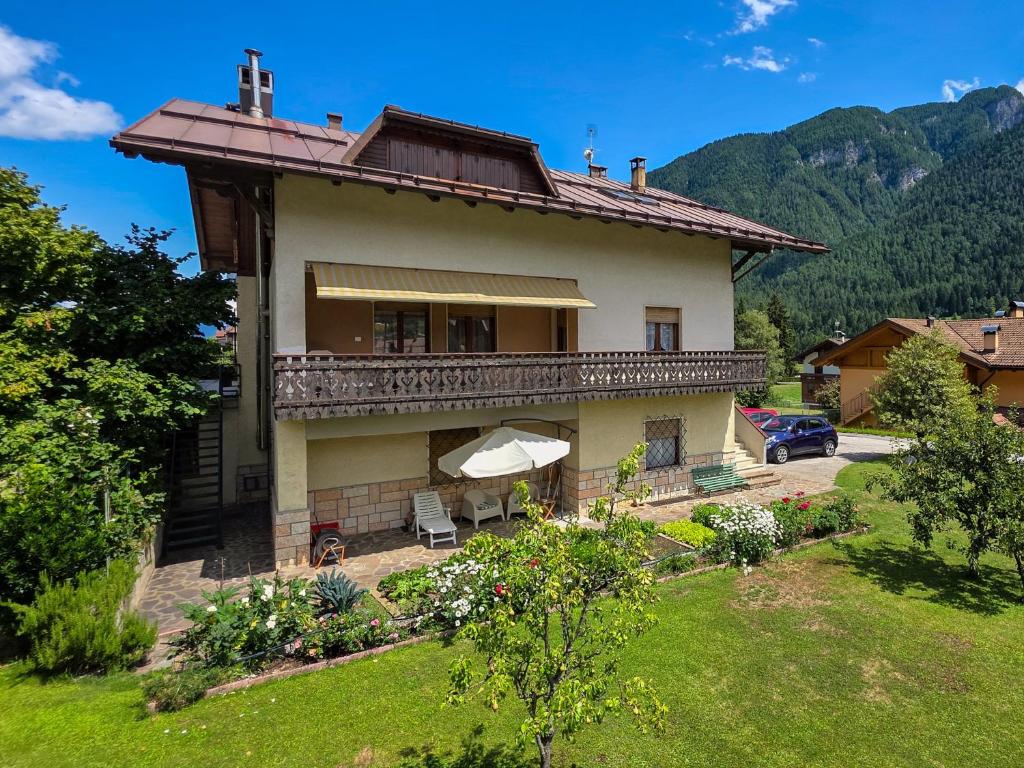 a large house with a yard and a driveway at Appartamento Casa Viola in Monclassico