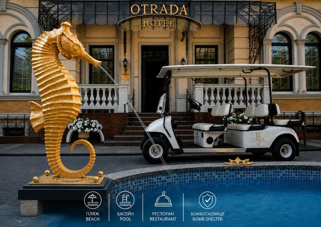 Eine Seepferdchenstatue neben einem Pool vor einem Hotel in der Unterkunft Hotel Otrada in Odessa