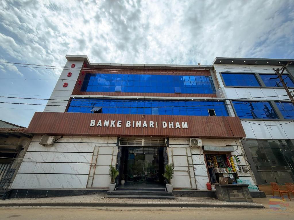 a building with a sign that reads bangka bhai bin at Hotel Banke Bihari Dham in Vrindāvan