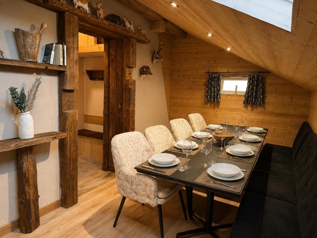 a dining room with a table and chairs at Apt Mystère, Résidence Bel Air in Montriond