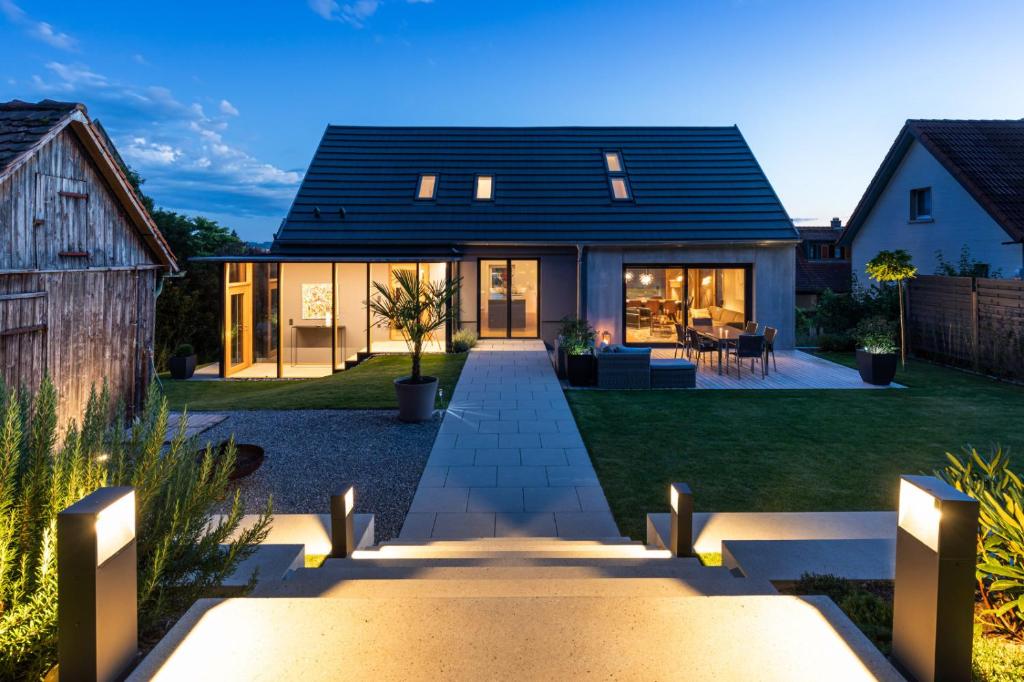 a house with a pathway leading to the front yard at Tolle Ferienwohnung Le Gira mit eigenem Garten in Konstanz