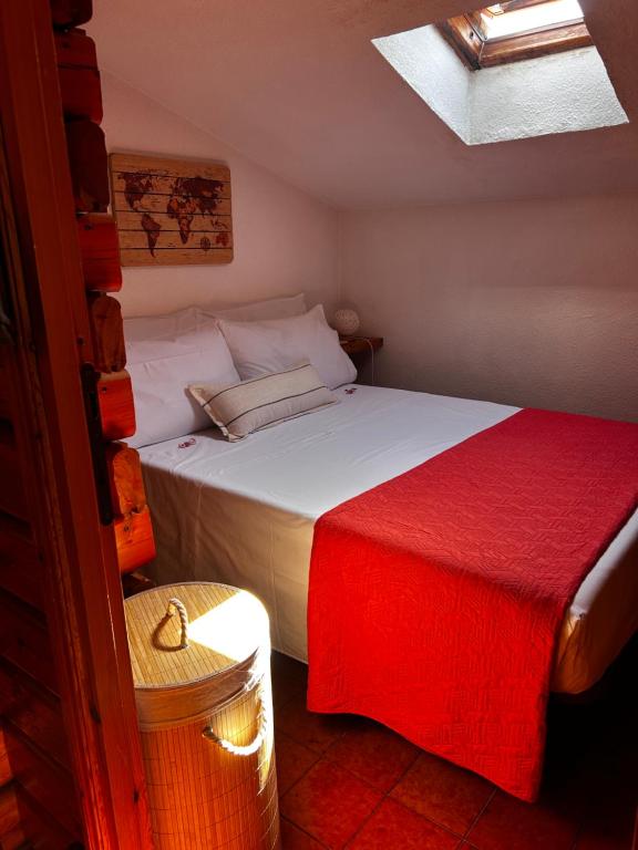 a bedroom with a white bed and a red ottoman at FreeMood Campaegli in Campaegli