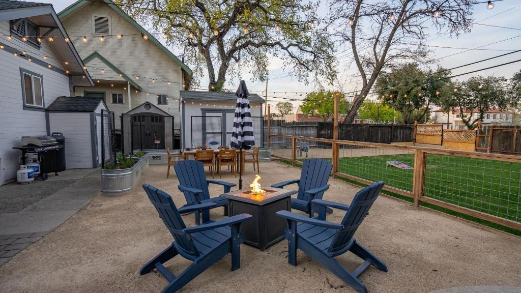 a patio with four chairs and a table with a fire hydrant at Hideaway on Oak by AvantStay in Paso Robles
