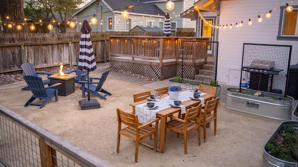 a patio with a table and chairs and an umbrella at Paso on Oak by AvantStay in Paso Robles