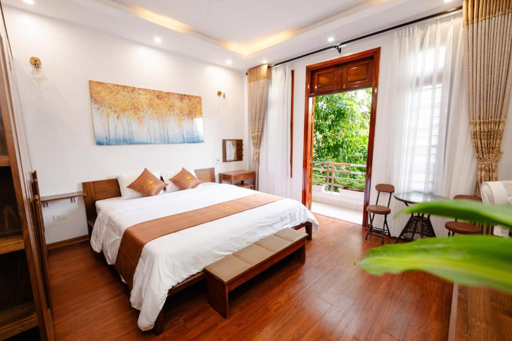 a bedroom with a large bed and a window at Cortis Homestay in Nà Rẻ