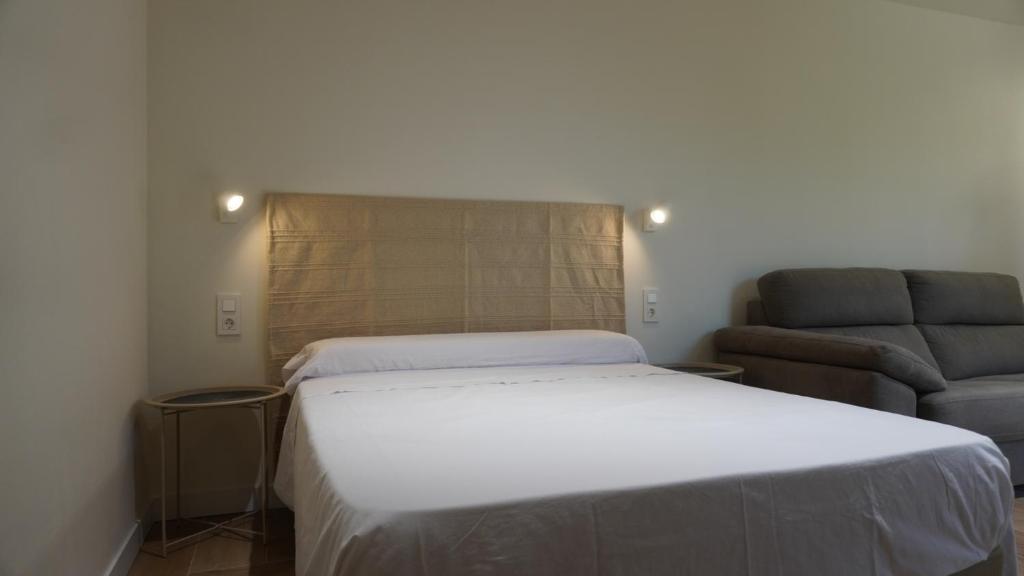 a bedroom with a bed and a couch at Lorca Express Suite in Lorca