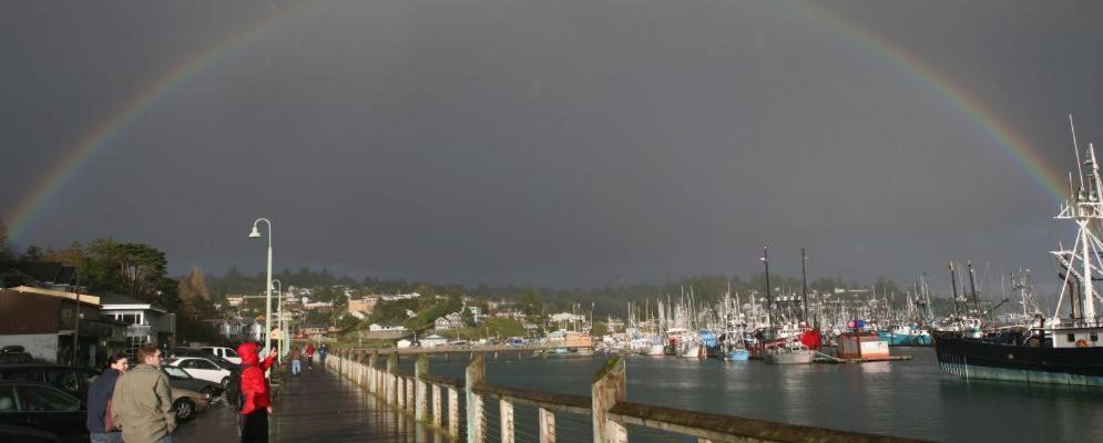 un grupo de personas caminando por un muelle con un arco iris en Nye Beach Retreat, en Newport