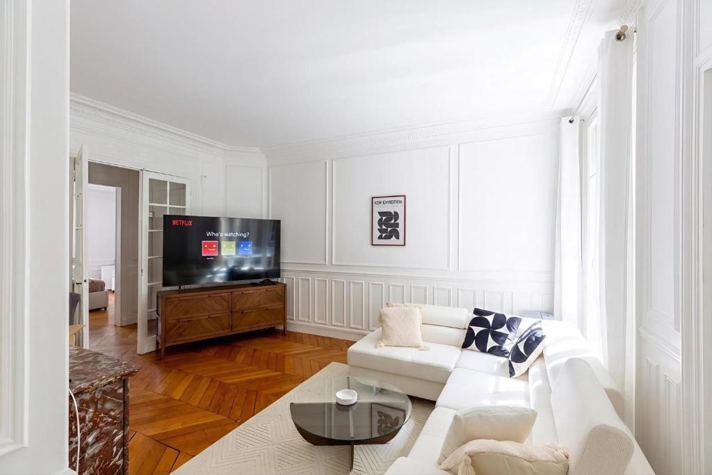 Prestigious 4BR - Sleeps 9 - Eiffel Tower