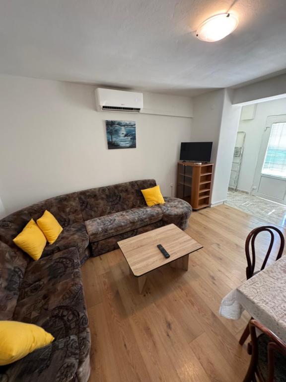 a living room with a couch and a table at Casa Regina in Crno