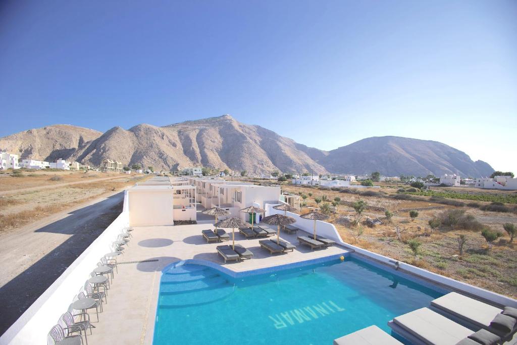 Luftaufnahme eines Hotels mit Swimmingpool und Bergen in der Unterkunft Tinamar Selections in Perivolos