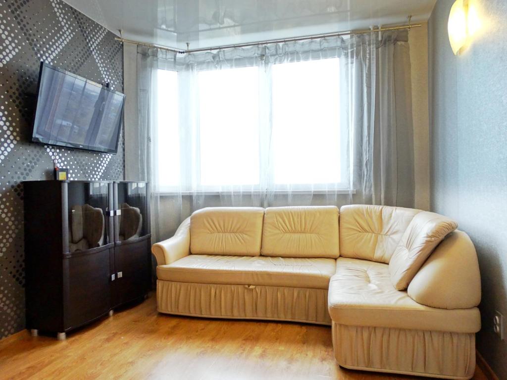 トゥーラにあるInndays prospekt Lenina 112のリビングルーム(白いソファ、窓付)