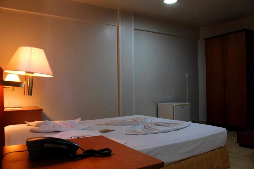 Postel nebo postele na pokoji v ubytování Geneviee Palace Hotel