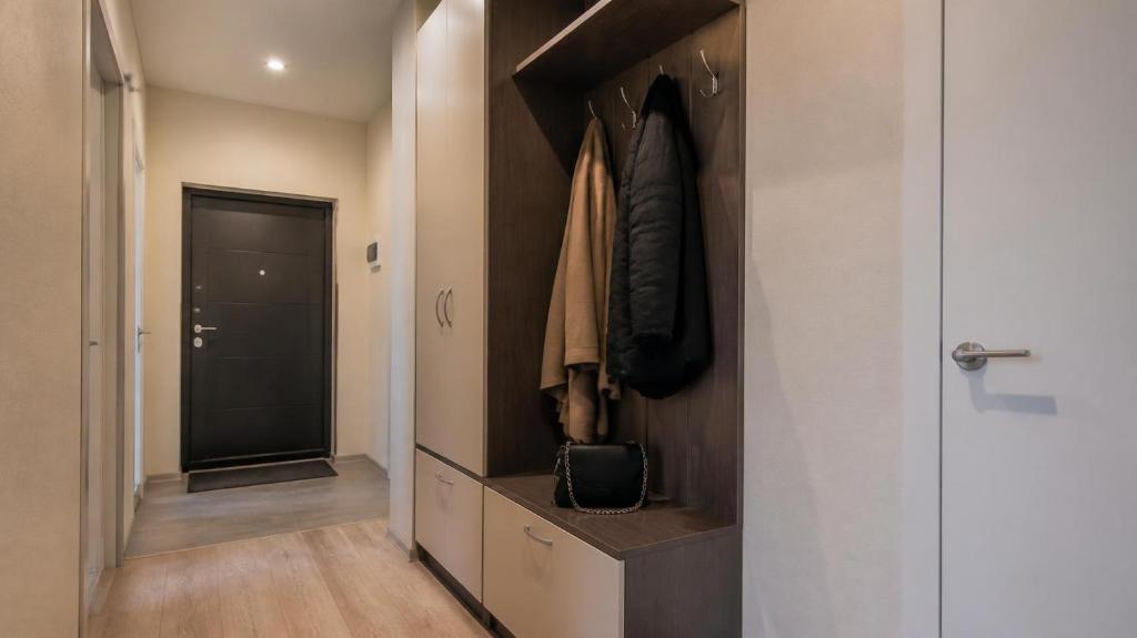 a room with a hallway with a door and a hallway at Kinze Apartment in Twistringen