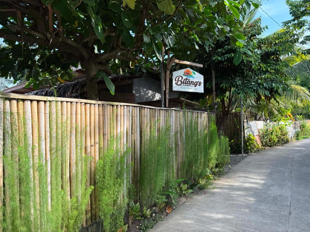Jardí fora de Bitang's Guesthouse - Starlink Ready