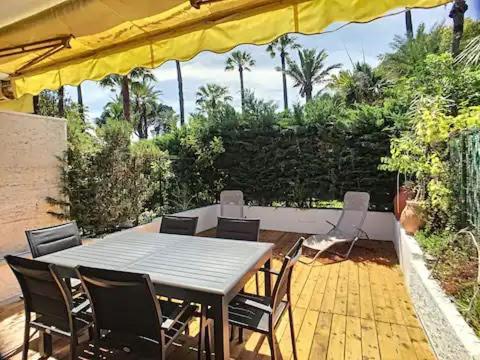 A deux pas des plages, Appartement-villa climatisé avec piscine et parc
