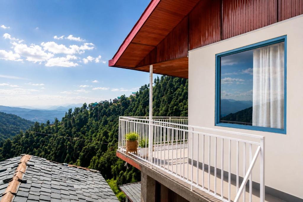 a balcony with a view of the mountains at Le Refuge in McLeod Ganj