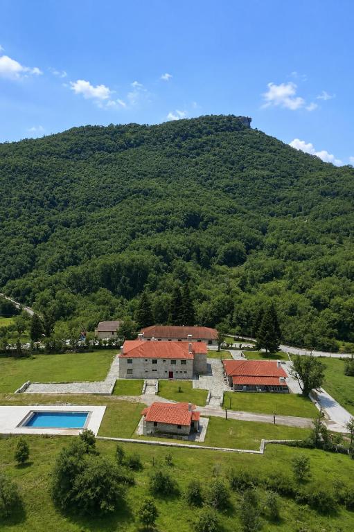 widok z lotu ptaka na dom na wzgórzu w obiekcie Le Marron w mieście Polikástanon