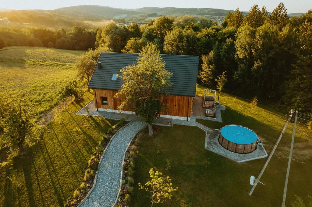 an overhead view of a house with a pool and a yard at Eno Chata 240 m2 na wyłączność dla grup in Chojnik