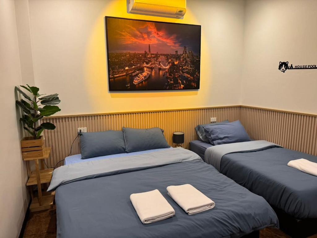 two beds in a room with towels on them at ซันไบร์ท พลูวิลล่า 2 in Ban Huai Yai