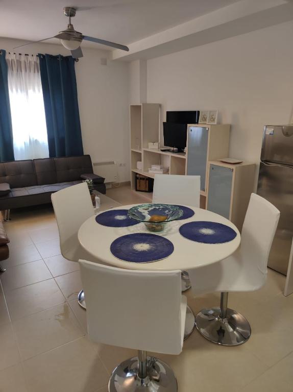 a white table and chairs in a living room at Aire de sierra in Monachil