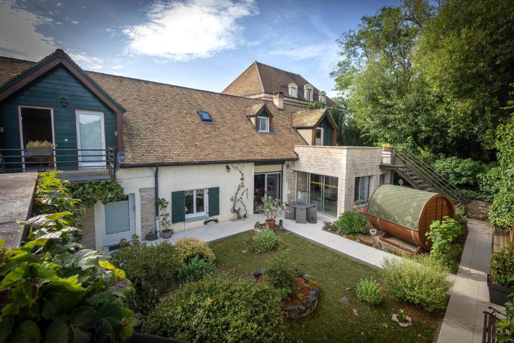 an aerial view of a house with a garden at L'instant Beaun'heur in Merceuil