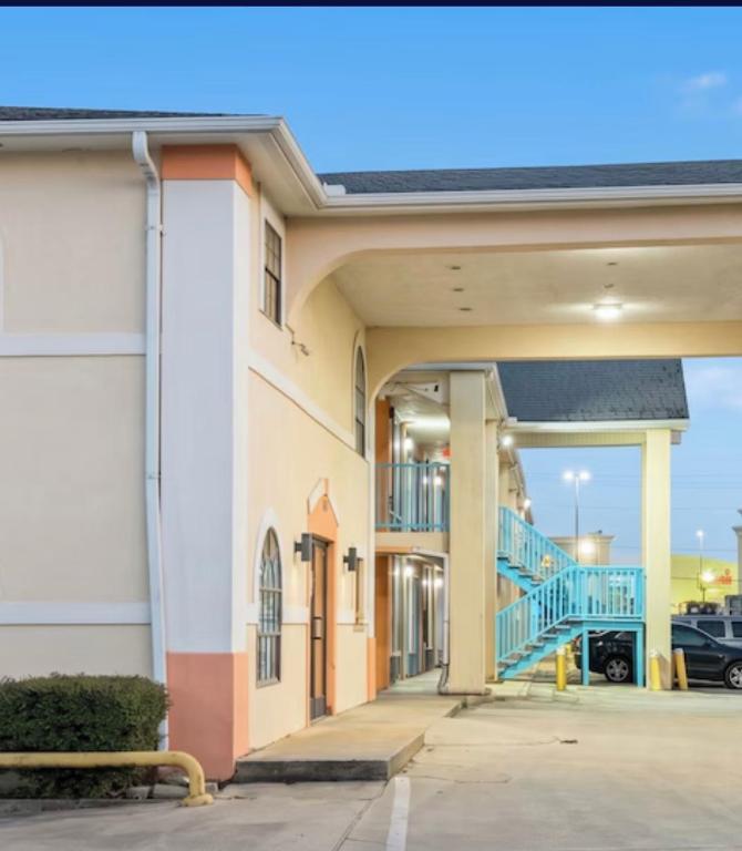 a view of the front of a building at EXECUTIVE INN & SUITES HIGHWAy US 59 in Lufkin