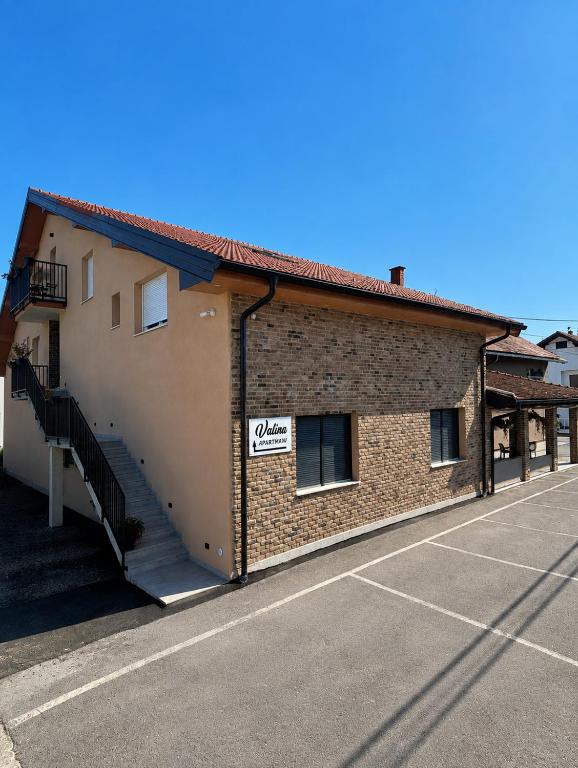 un edificio con un parcheggio antistante di Valina a Kozinšćak