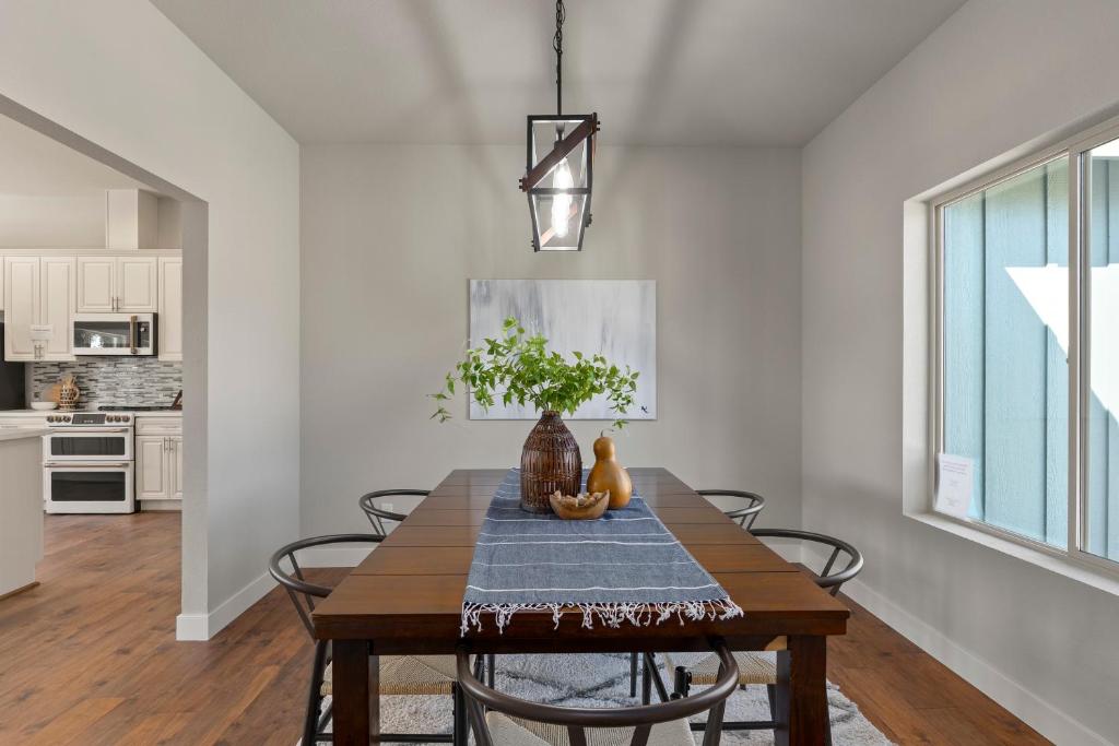 a dining room with a table and chairs at Megginson Apartments in Dasmariñas