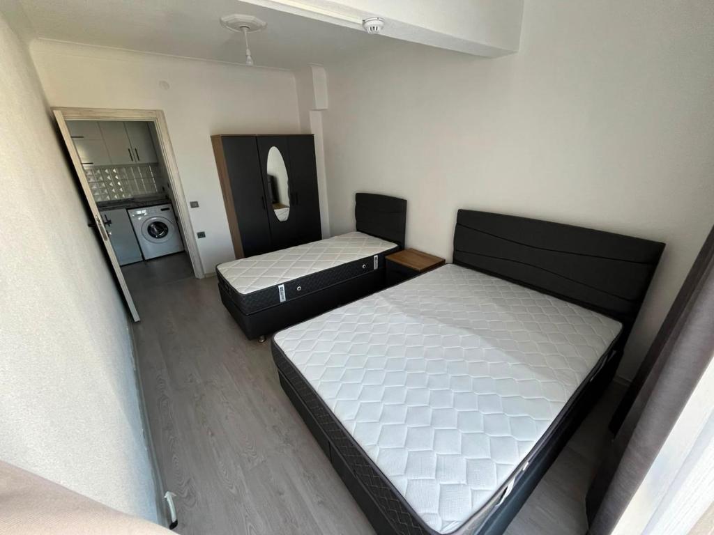an overhead view of two beds in a room at Raif Arda Apart in Marmara
