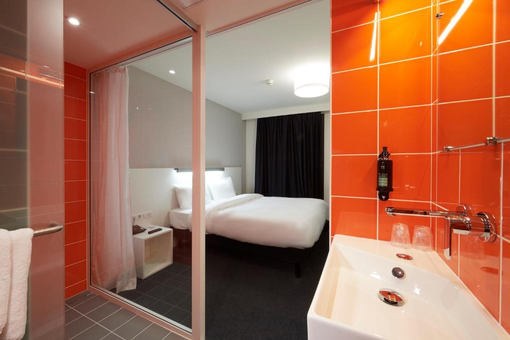 Baño del hotel con cama, bañera y lavabo en Le Nex2 en Tarbes