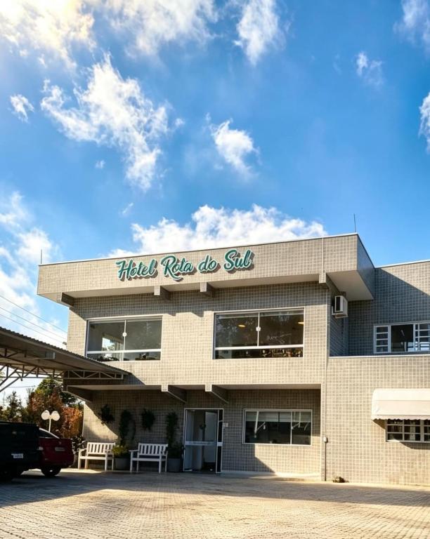 a building with a sign that reads halls rise do salt at Hotel Rota do Sul in Juquiá