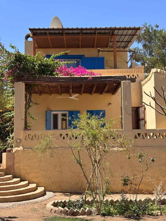 a house with flowers on top of it at فيلا كوكو بقرية تونس in Tunis
