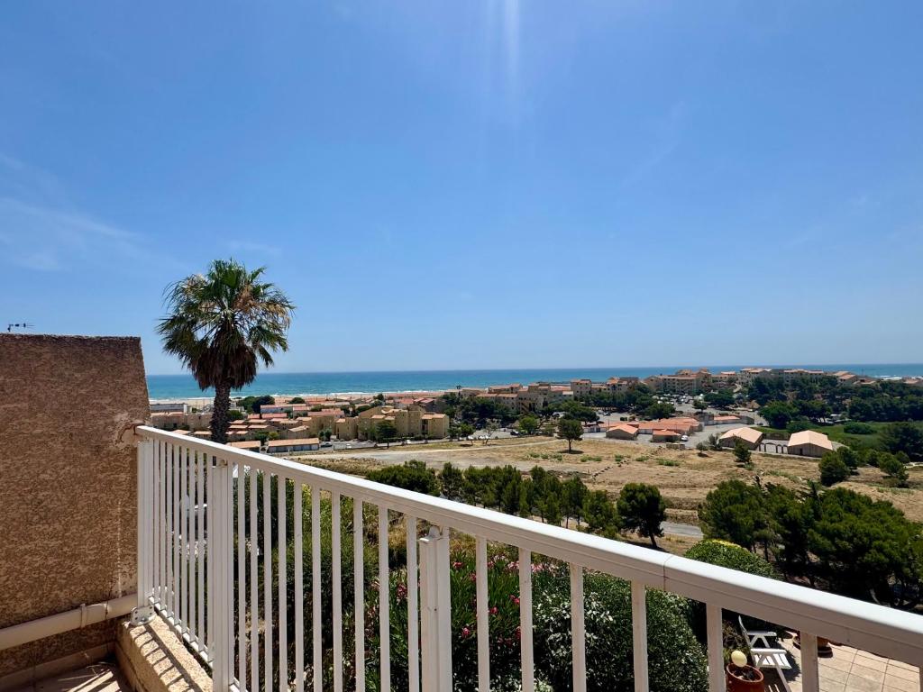 a balcony with a view of the ocean at La Maison de Marianne in Fleury