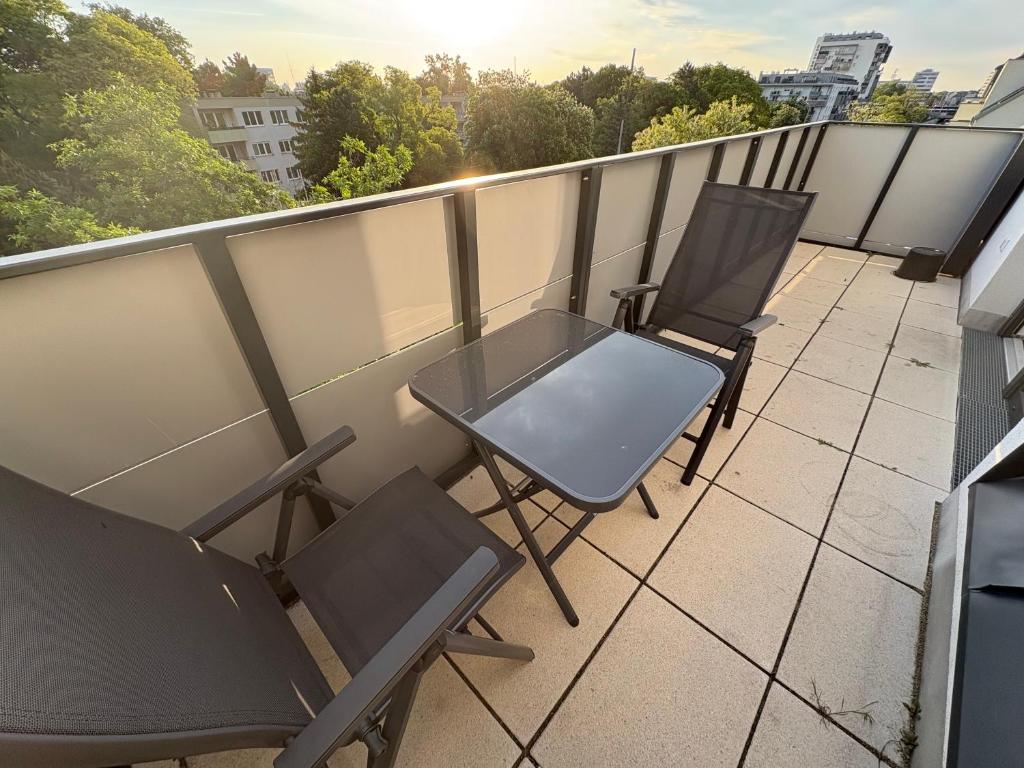 Modern Rooftop Apartment with Balcony & Free Parking