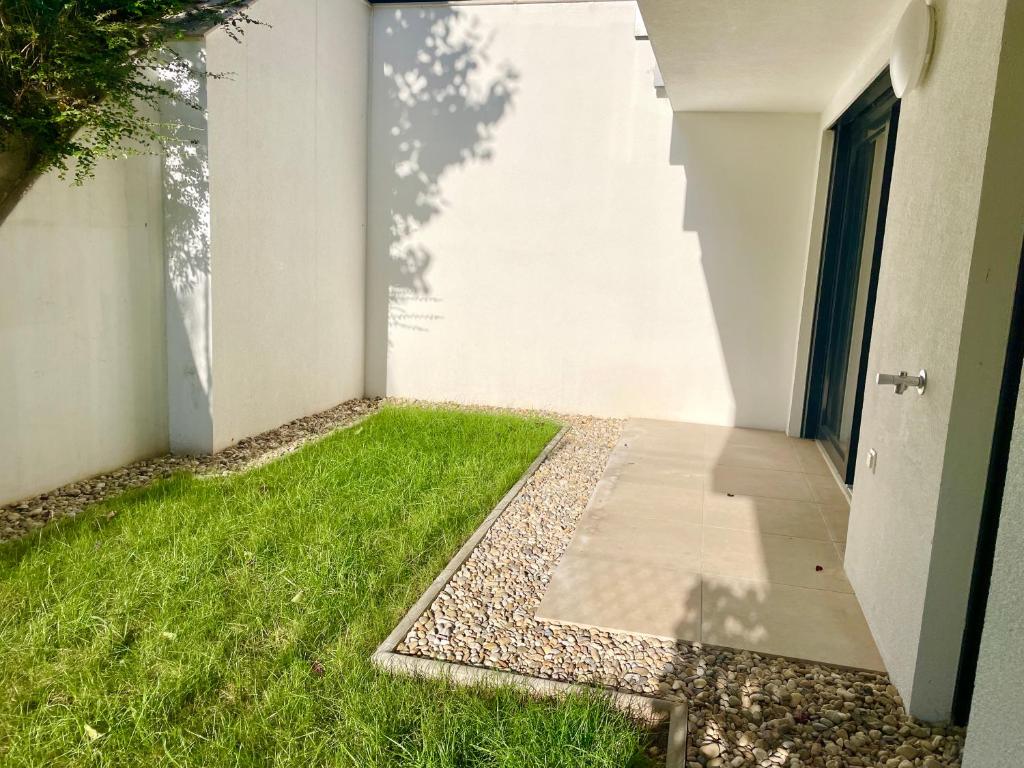 Modern Apartment with Garden & Free Parking