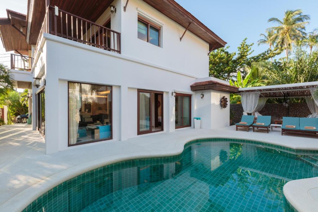 uma villa com uma piscina e uma casa em Baan Fah Sai em Praia de Laem Set