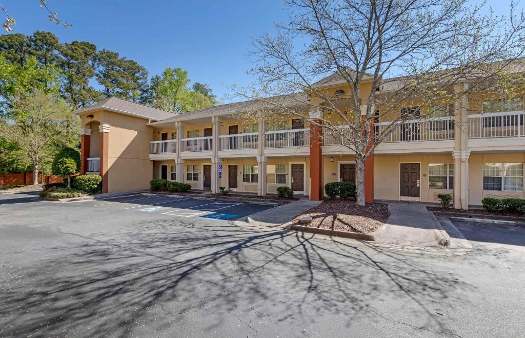 an empty driveway in front of a large building at Extended Stay America Select Suites - Atlanta - Perimeter - Hammond Drive in Atlanta