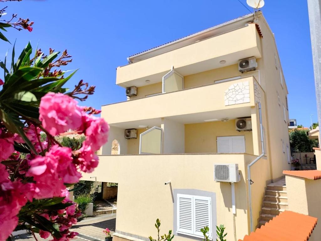 Apartments with parking space Primosten - 27854