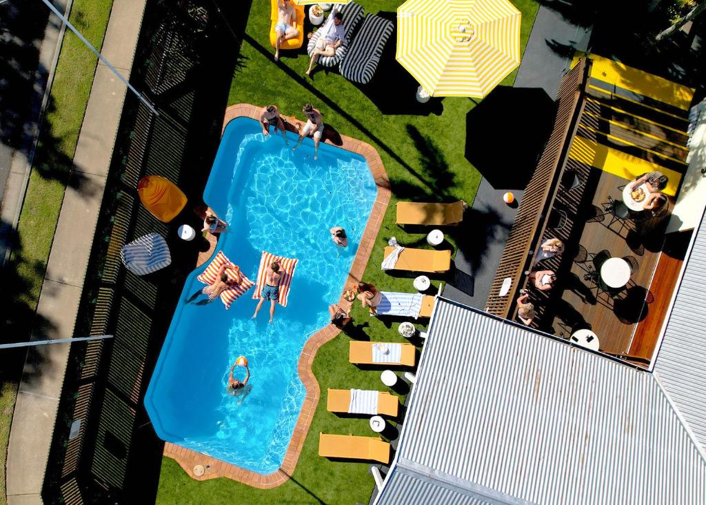 eine Draufsicht auf ein Schwimmbecken mit Menschen darin in der Unterkunft Hervey's in Hervey Bay
