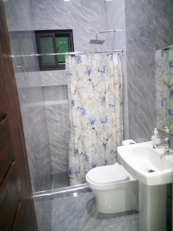 a bathroom with a toilet and a sink at JF Condominio 
