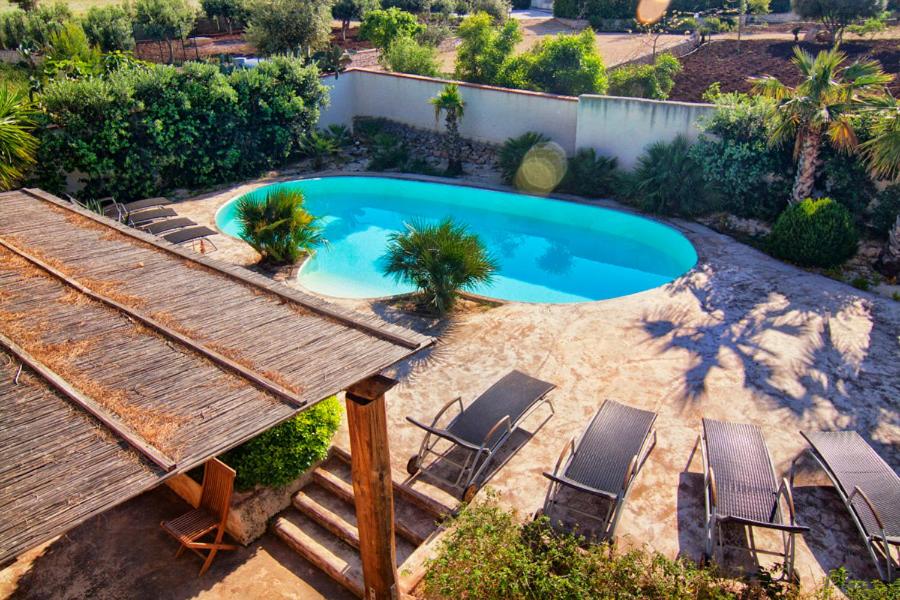 - une vue sur la piscine et ses chaises longues dans l'établissement Villa Sole, à San Vito Lo Capo