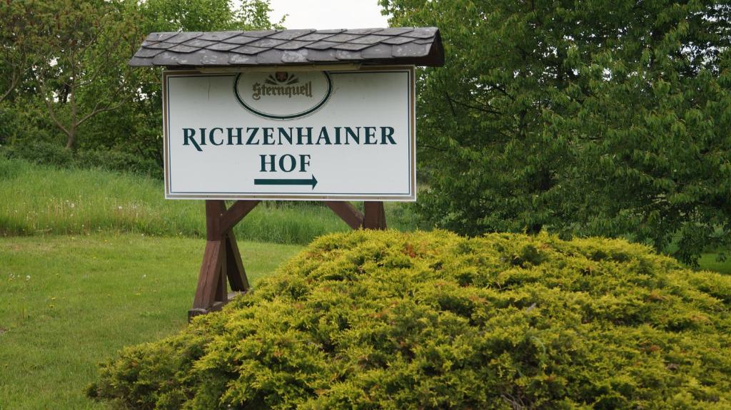 a sign for a ricochet maintenance hog in a yard at Richzenhainer-Hof in Waldheim